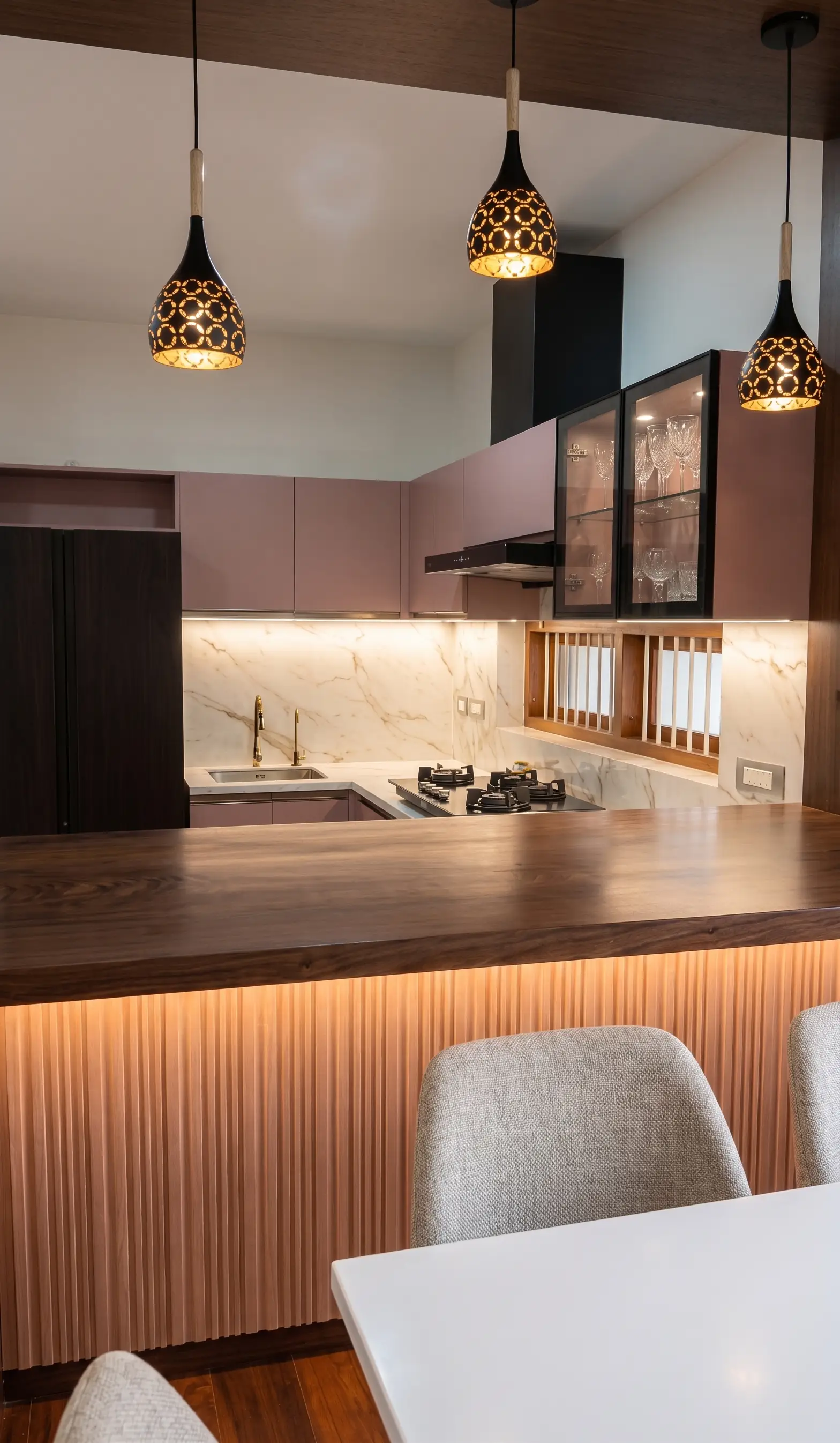 Modern kitchen design by Hightech Interiors